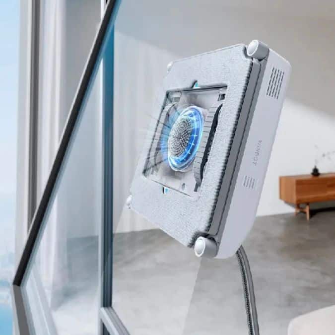 MINIBOT ECOCLEAN pieķeras pie loga